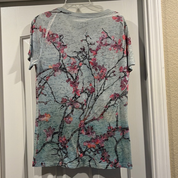 Blue 84 Pink and gray Floral V-Neck Tee M like new - Picture 5 of 5
